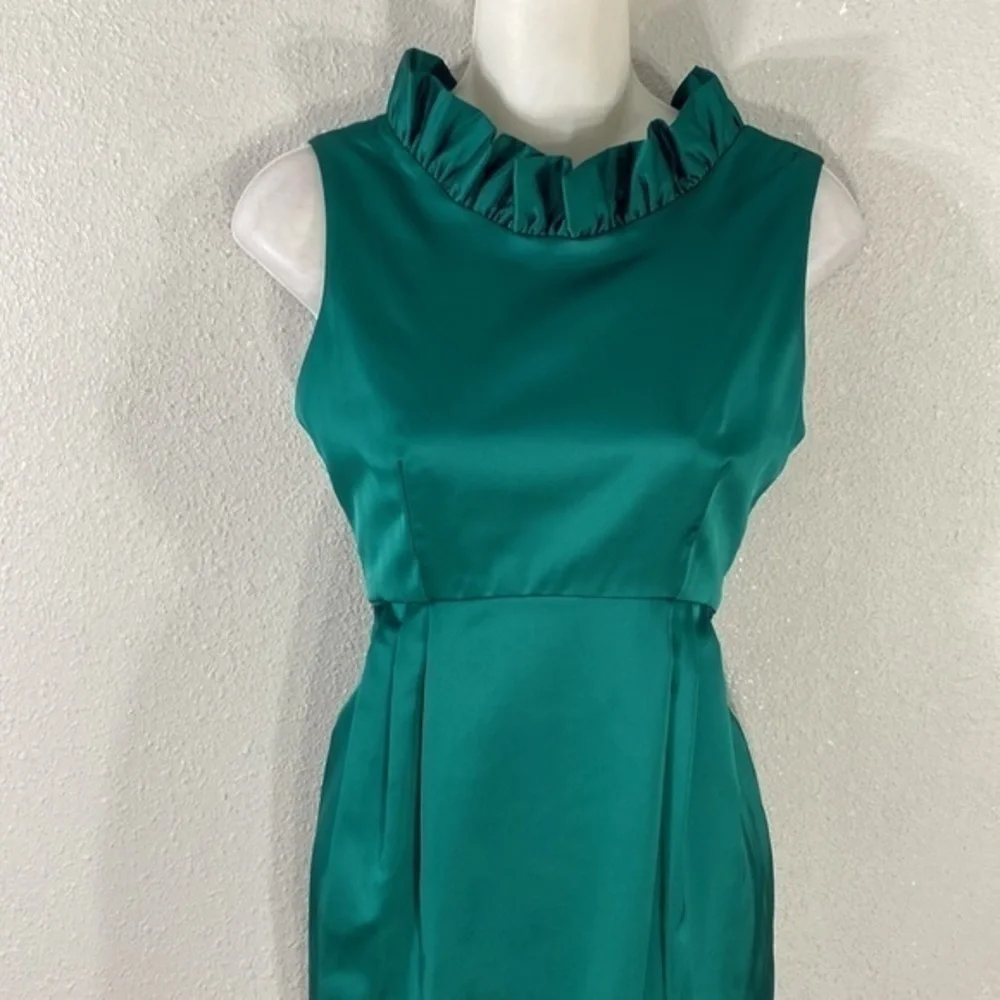 Camilyn Beth The Go Go Green Satin Ruffle Collar Sleeveless Dress 2 GG5